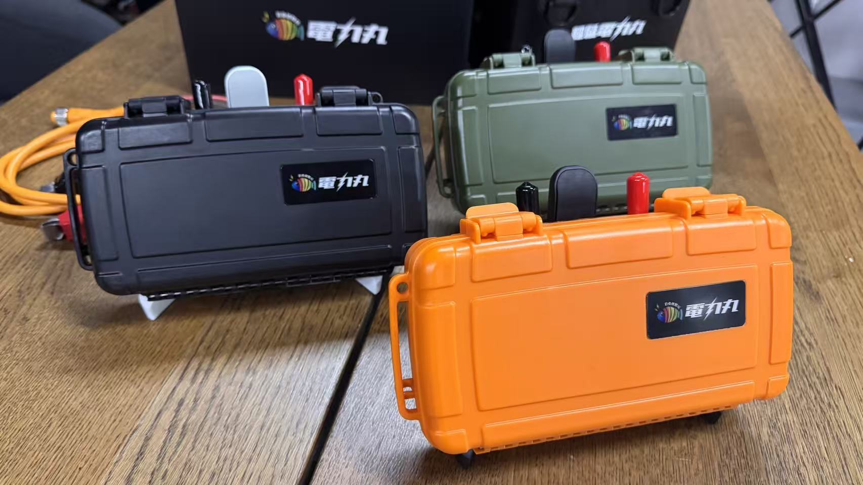 Black portable battery case